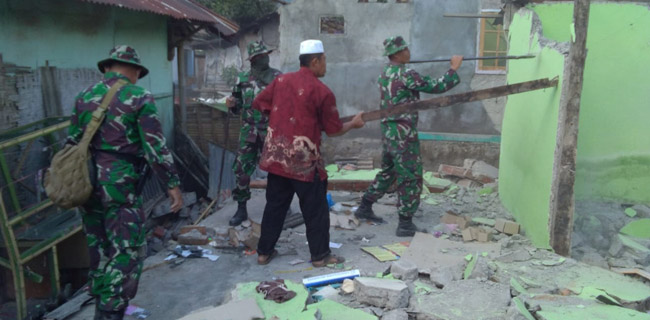 TNI Mulai Bersih-Bersih Puing Gempa Bumi