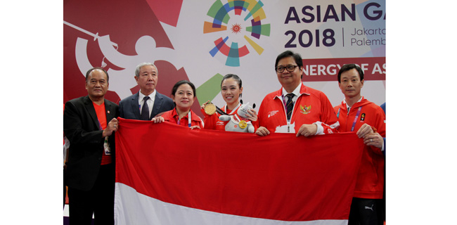Kalungkan Medali, Menko Puan Apresiasi Atlet Wushu Indonesia