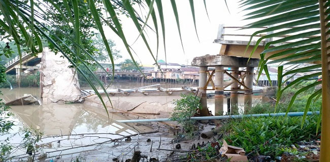 Jembatan Utama Desa Makarti Jaya Ambruk Ditabrak Ponton