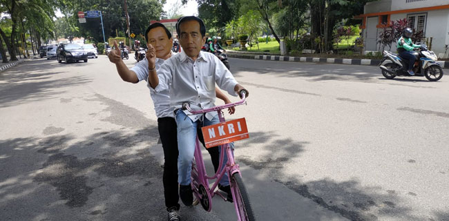 "Jokowi" Dan "Prabowo" Boncengan Naik Ontel Di Medan