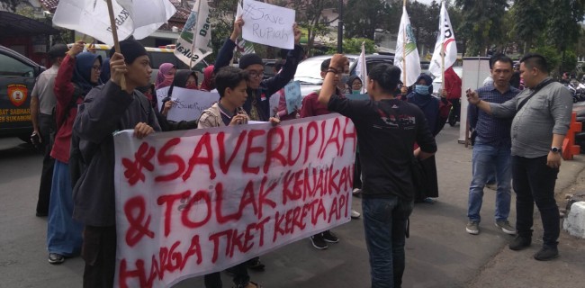 Rupiah Anjlok, Tiket KA Naik, Mahasiswa Demo di Gedung DPRD