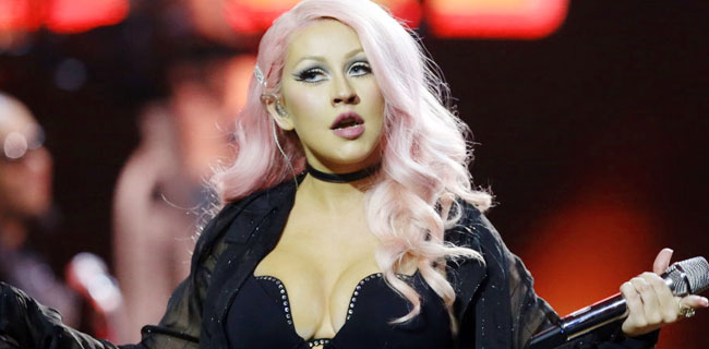 Christina Aguilera, Saksi Minaj dan Cardi Berkelahi