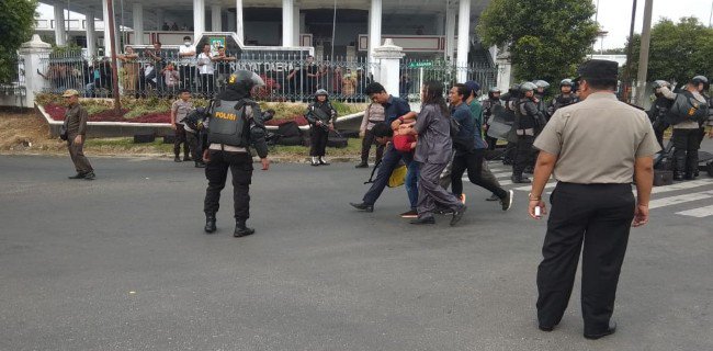 Aksi Represif Aparat Ke Mahasiswa, Wiranto Ogah Ngomong