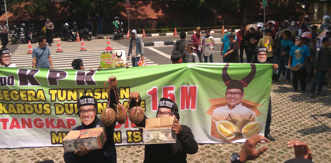 Di Depan Markas KPK, Demonstran Tuntut Cak Imin Tersangka