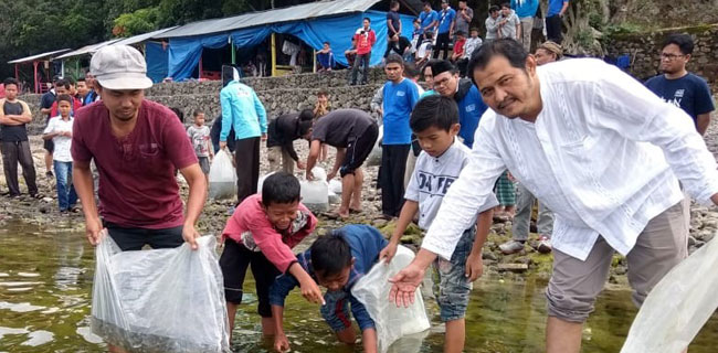 Pemuda Ahmadiyah Tebar Benih Ikan Di Danau Toba