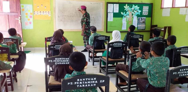 Demi Anak-Anak Tapal Batas, 4 Marinir Ini Rela Menempuh Jarak 20 Km