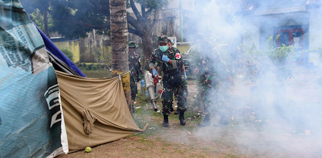 Antisipasi Wabah Malaria, TNI Fogging Tempat Pengungsian Di Lombok