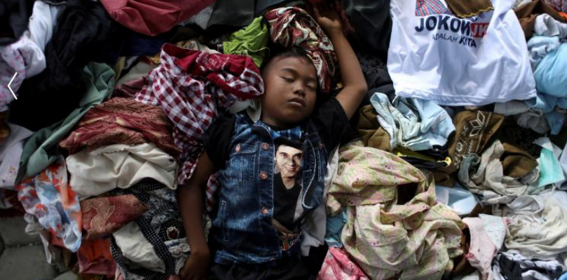 Tidur Di Tumpukan Baju