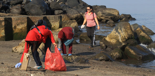 ASN Dan THL Bergotong Royong Bersih Pantai Manado