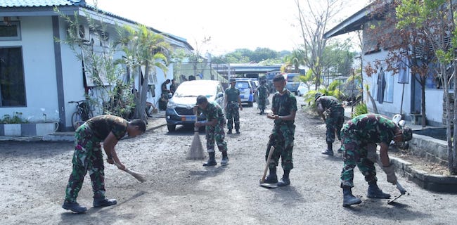130 Personel TNI AL Mulai Bersihkan Puing Di Komplek Lanal Palu