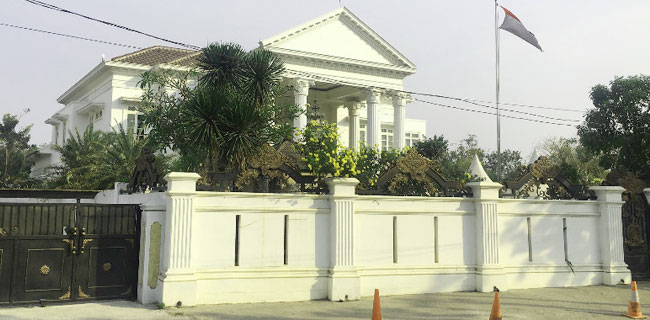 Rumah Neneng Bak Istana di Tengah Perkampungan