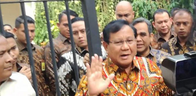 Semakin Terkepung, Prabowo Subianto Semakin Asyik