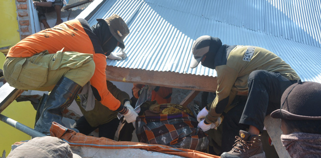 Relawan PKS Evakuasi Korban Gempa Sulteng Dengan Peralatan Sederhana