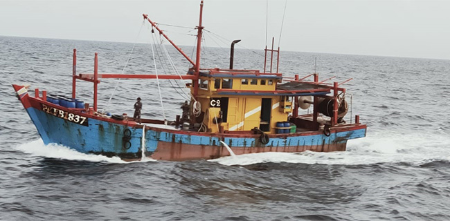 KRI Halasan-630 Tangkap Kapal Ikan Malaysia Di Selat Malaka