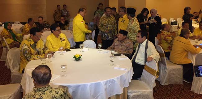 Silaturahmi Sesepuh Golkar, Harmoko Datang Berkursi Roda