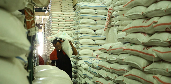Pengamat: Petani Diinjak Dan Dicekik Karena Impor Beras