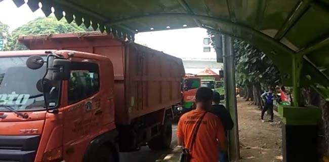 Puluhan Truk Sampah DKI Dilarang Akses Bekasi Puluhan Truk Sampah DKI Dilarang Akses Bekasi