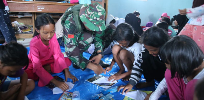 Prajurit TNI Ajak Bermain Anak-Anak Korban Gempa Di Palu