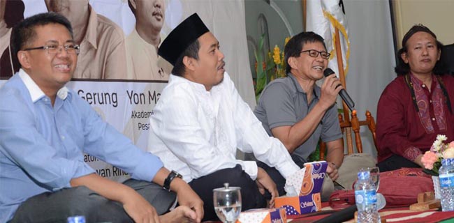 Rocky Gerung Duduk Bersila