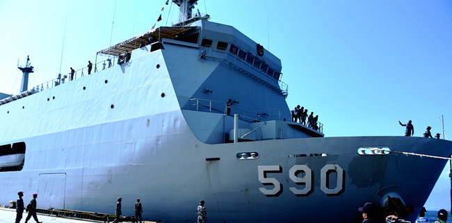 KRI Makassar 590 Angkut 150 Ton Bantuan Logistik Ke Palu