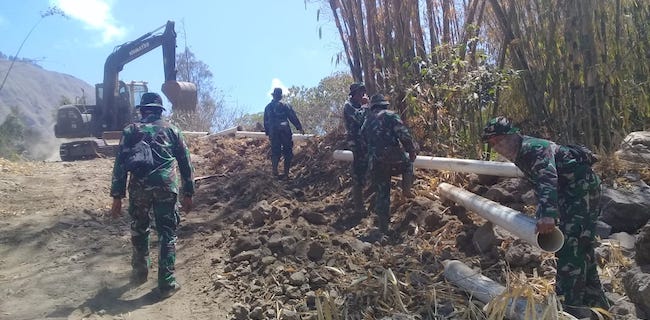 TNI Bantu Pasang Pipa Air Bersih Dari Gunung Rinjani