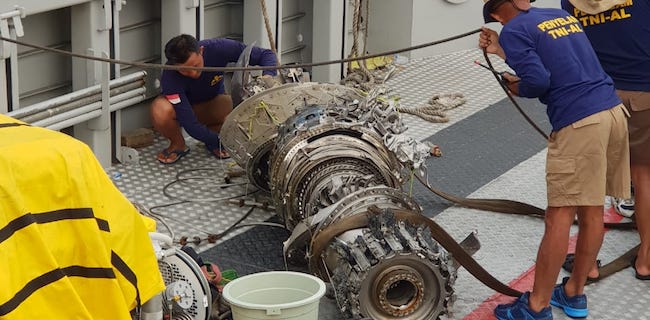 Usai Evakuasi Roda, TNI AL Kirim Alat Pengangkat Mesin Pesawat