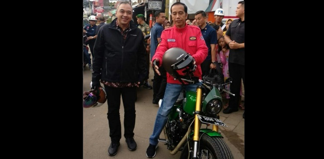 Kenakan Jaket Merah, Jokowi Pantau Harga Sembako Di Pasar Anyar Tangerang