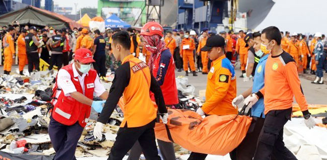 Tangisan Iringi Penyerahan Jenazah Korban Pesawat Lion