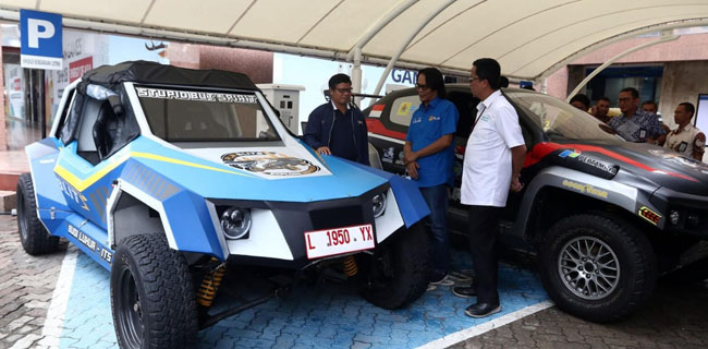 Mobil Listrik PLN BLITS Explore Indonesia Isi Ulang Baterai Dengan SPLU