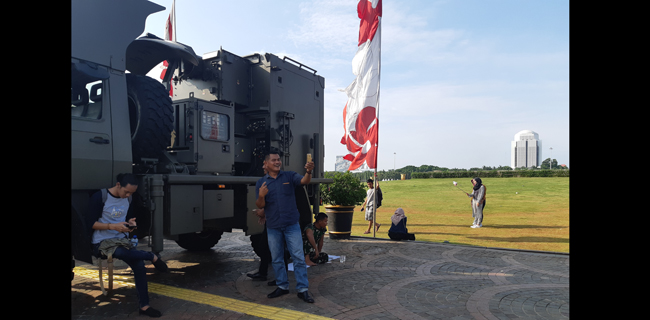 Dikembalikan Ke Markas, Pengunjung Sempatkan Foto Bersama Kendaraan Taktis