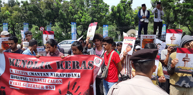 Puluhan Massa Geruduk Balaikota Dan DPRD Tolak M Taufik Jadi Wagub