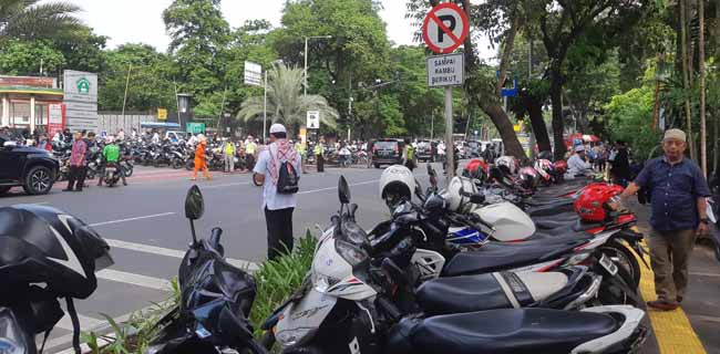Parkir Motor Peserta Reuni 212 Di Depan Gereja Katedral, Mobil Tetap Bisa Lewat