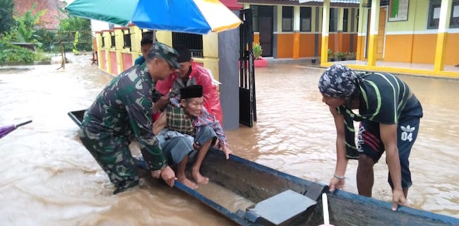 Sungai Cikalumpang Meluap, Warga Serang Dilanda Banjir