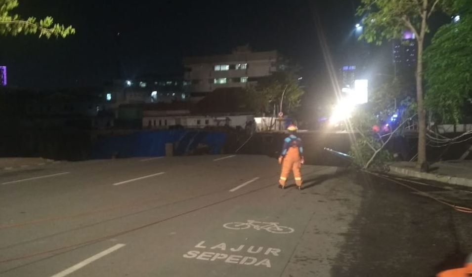 Jalan Depan RS Siloam Surabaya Mendadak Ambles Sedalam 10 Meter