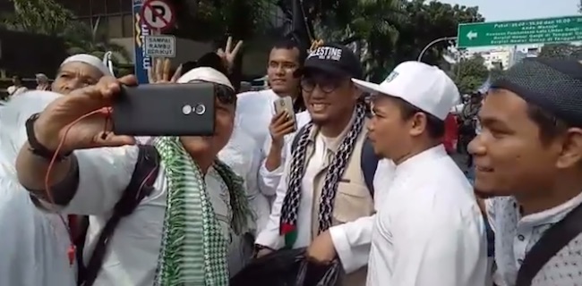 Tak Lagi Jadi Ketum Pemuda Muhammadiyah, Dahnil Anzar Bantu Bersihkan Sampah Reuni 212