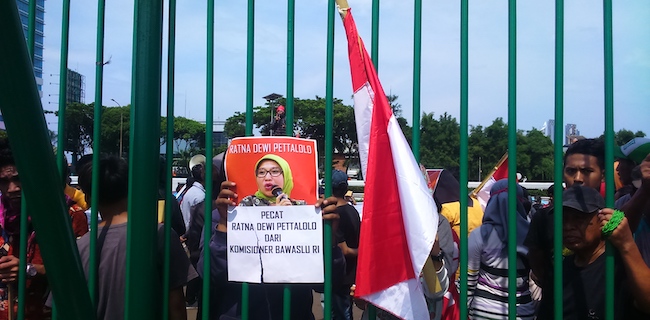 Demo Di DPR, JAMPN Tuntut Ratna Dewi Pettalolo Dan Suami Dipecat