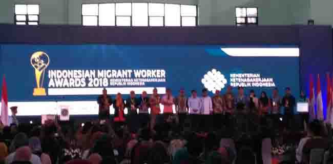 Di Sukabumi, Wapres JK Serahkan Kartu Perlindungan BPJS-TK Kepada Pekerja Migran