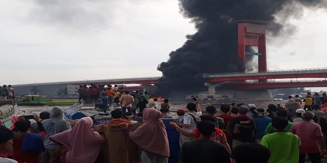 Kapal Meledak dan Terbakar Di Bawah Jembatan Ampera