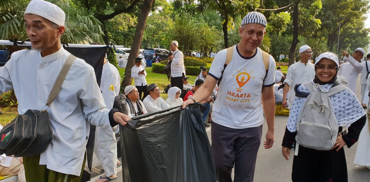 Reuni 212 Peduli Sampah