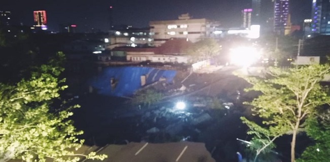 Jalan Di Surabaya Ambles, Dua Kali Ledakan, Lokasi Mencekam