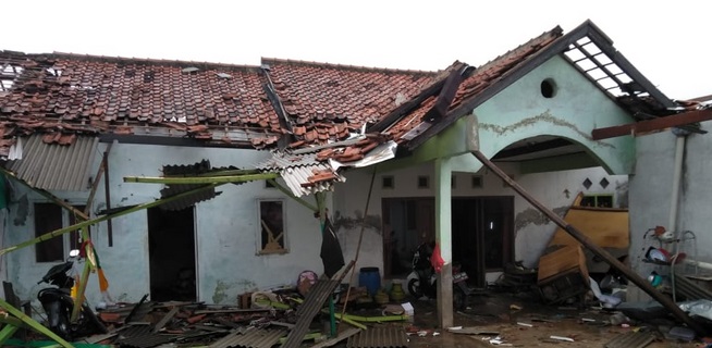 Puting Beliung Hantam Bandung, 15 Rumah Rusak Parah