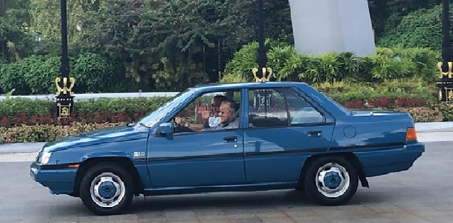 Mahathir Dan Sultan Johor Duduk Bersama Di Proton Saga