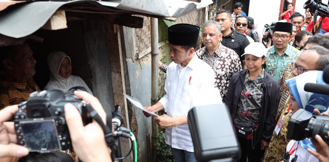 Jokowi Nyalakan Listrik Warga