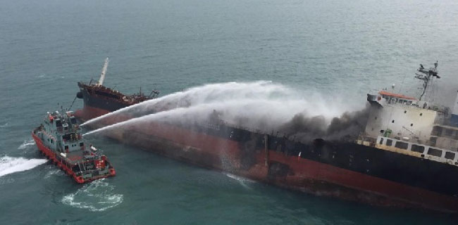 Kapal Tanker Diduga Berisi Bensin Terbakar Di Perairan Hong Kong