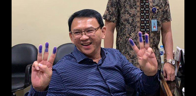 Pose Tiga Jari Bisa Jadi Bentuk Penolakan Ahok Dukung Jokowi