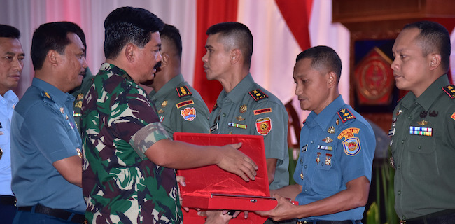 Marinir Terima Tanda Kebanggaan Dari Panglima TNI