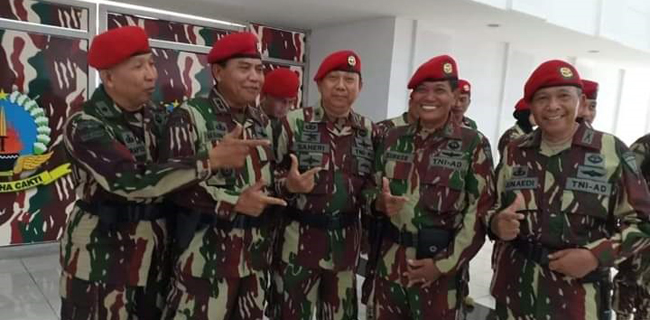 Foto Anggota Kopassus Pose Dua Jari Tidak Terkait Pilpres