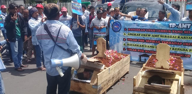 Aksi Nginap Tahun Lalu Tak Diengkos, AMK Kembali <i>Long March</i> Sambil Bawa Keranda