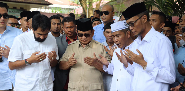 Prabowo Salat Menghadap Kiblat, Bukan Kamera