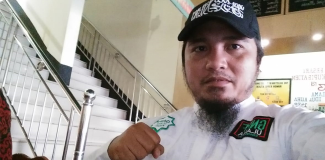 Joged Di Atas Sajadah, Aktivis 212: Alihkan Perhatian Umat Islam Dari Data Ngawur Jokowi